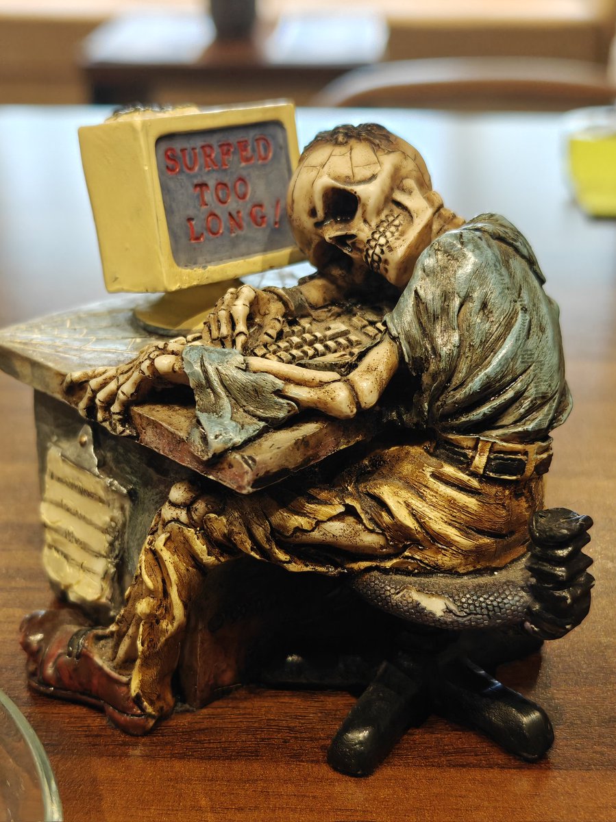 وضعت هذا المجسم على مكتبي ليذكرني بأن هناك حياة خارجه