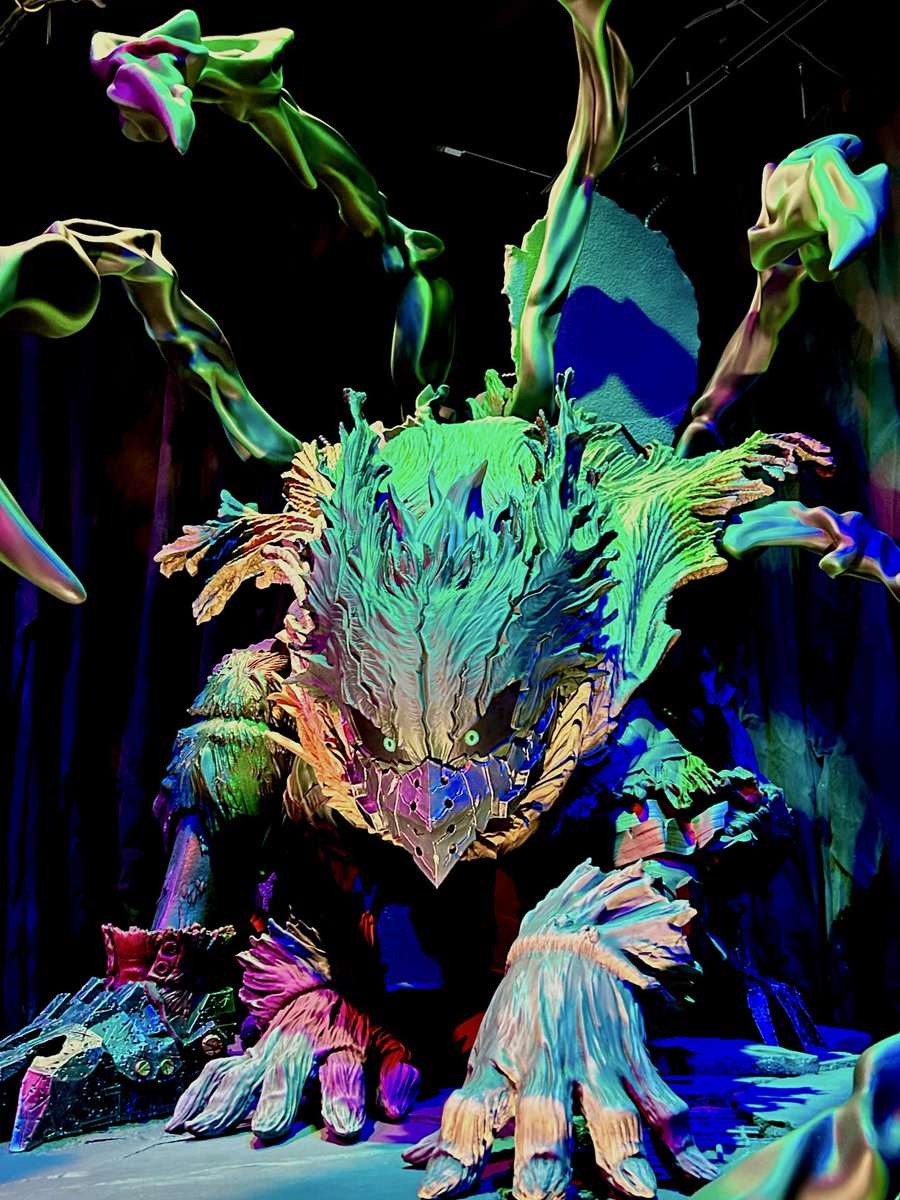 でもランダム系は我慢した。えらい。でもなーぜか当初の予定金額より大幅にプラスされてんだよな〜こわいなこわいな〜なんでかなぁ〜〜〜
撮影オッケーのおおよそヒーローには見えない主人公のでっけー偶像かっこよかった。