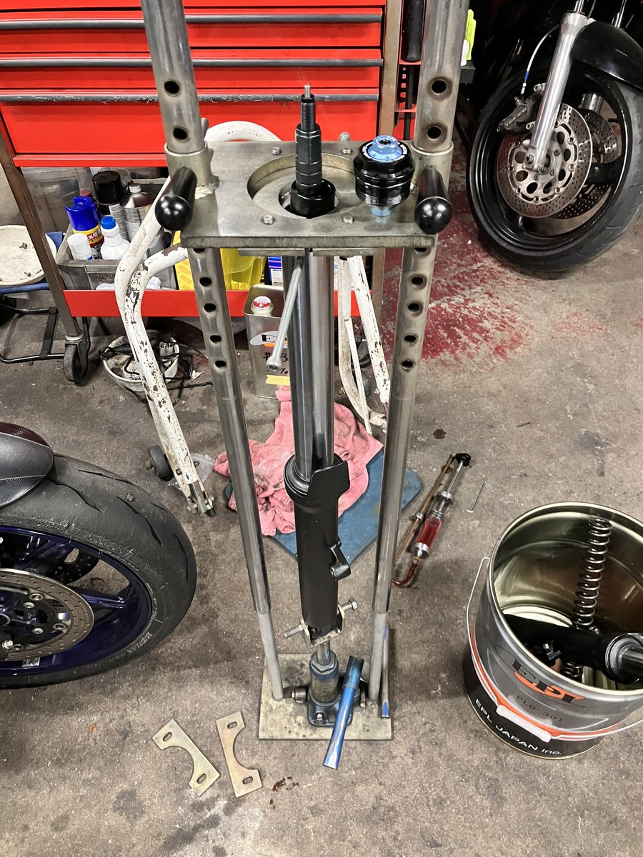 mikuhiiragi's tweet image. 仕事終わりにまた作業
インナーカートリッジの仕様変更

#SV650 
#GEARS