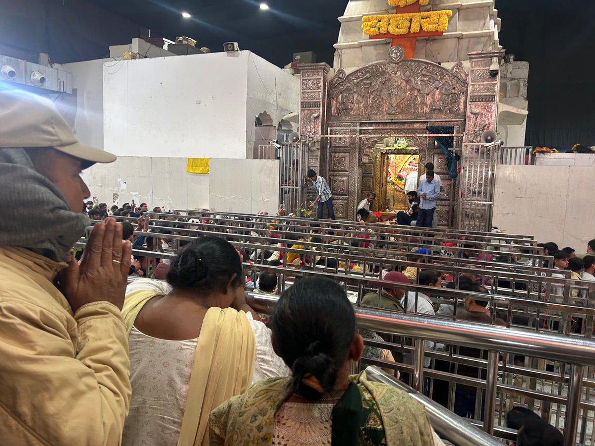 खाटूश्याम बाबा एवं सालासर बालाजी महाराज के दर्शन कर उनका आशीर्वाद प्राप्त किया।
भगवान खाटूश्याम जी सभी पर अपनी कृपा बनाए रखें और सभी के जीवन में सुख, शांति व समृद्धि का आशीर्वाद दें।

#KhatuShyam #SalasarBalaji #DivyaDarshan #Blessings #SpiritualJourney