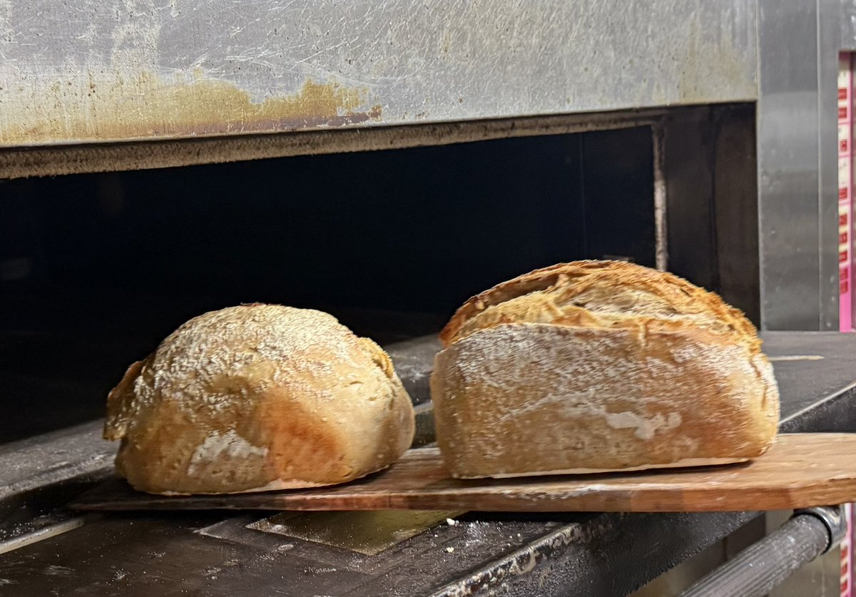 zmrzlinko's tweet photo. 今日は手作りパンの日🥖なのでひたすら🇨🇿チェコのパンの画像をさらします。
ようやく石窯の扱いに慣れてきたところ。年季入ってるけどやっぱりパンはこれに限る。
石窯でピザ焼くのも目標🍕
#homemadebreadday
#チェコ https://t.co/s98sLCpMHa