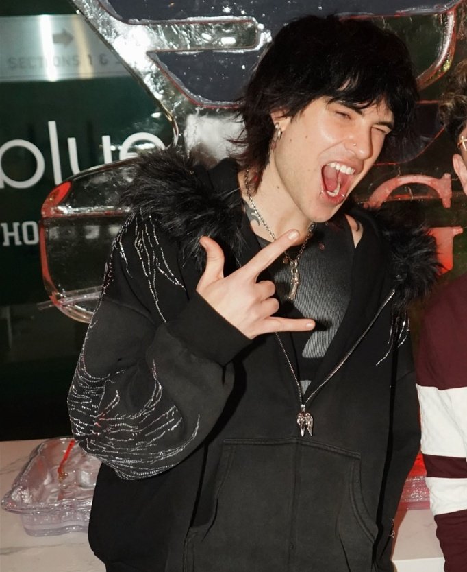 cvw3bbr's tweet image. he looks so good oh my gawd