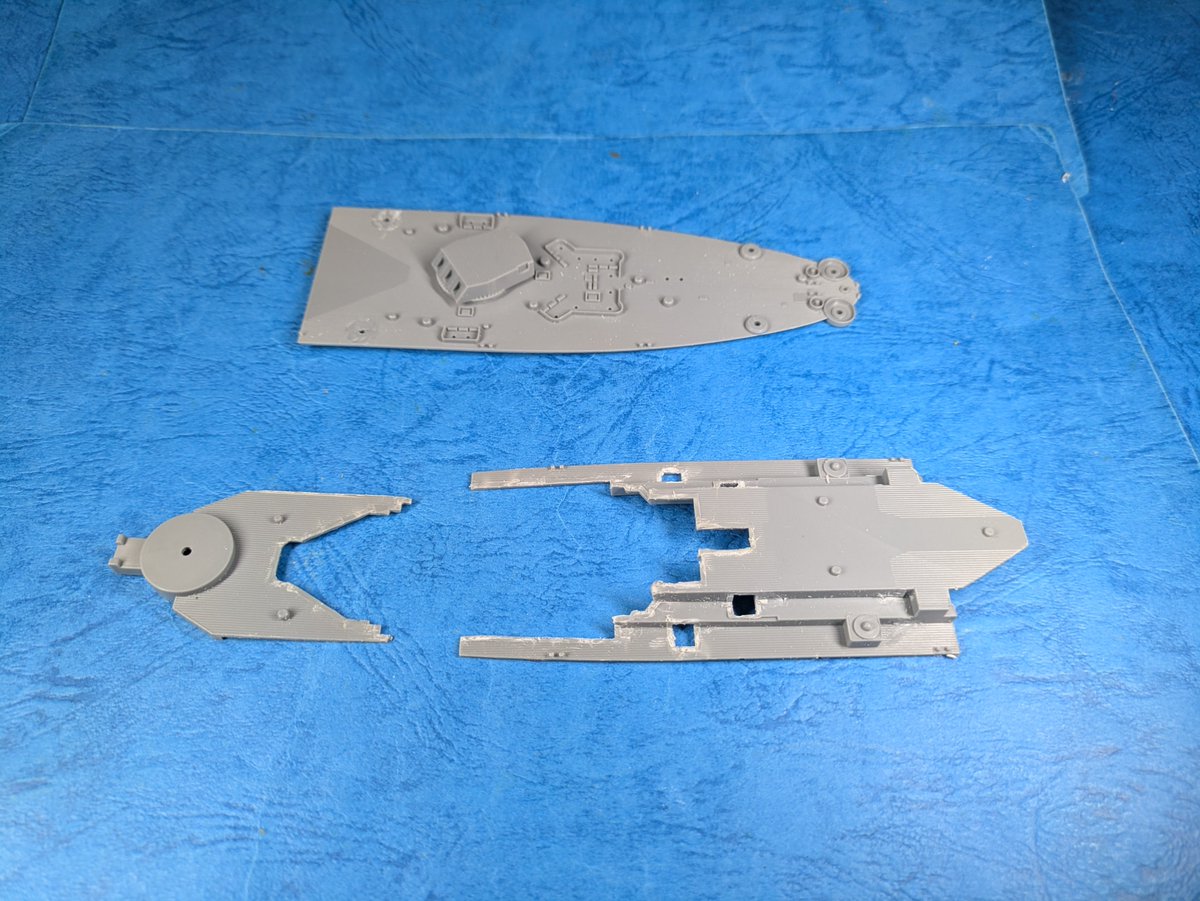 yamapanski's tweet photo. #模型 #スケールモデル #プラモデル #軍艦 #艦船 #船 #艦艇 #ウォーターライン 1/700  #Flyhawk #改造 #アメリカ #海軍 #戦艦 #イリノイ 1946年キング・ニミッツ改装案、作成中。
構造物縮小のため大まかに鋸、ニッパーで切りました。 https://t.co/t9aR9MQn9R