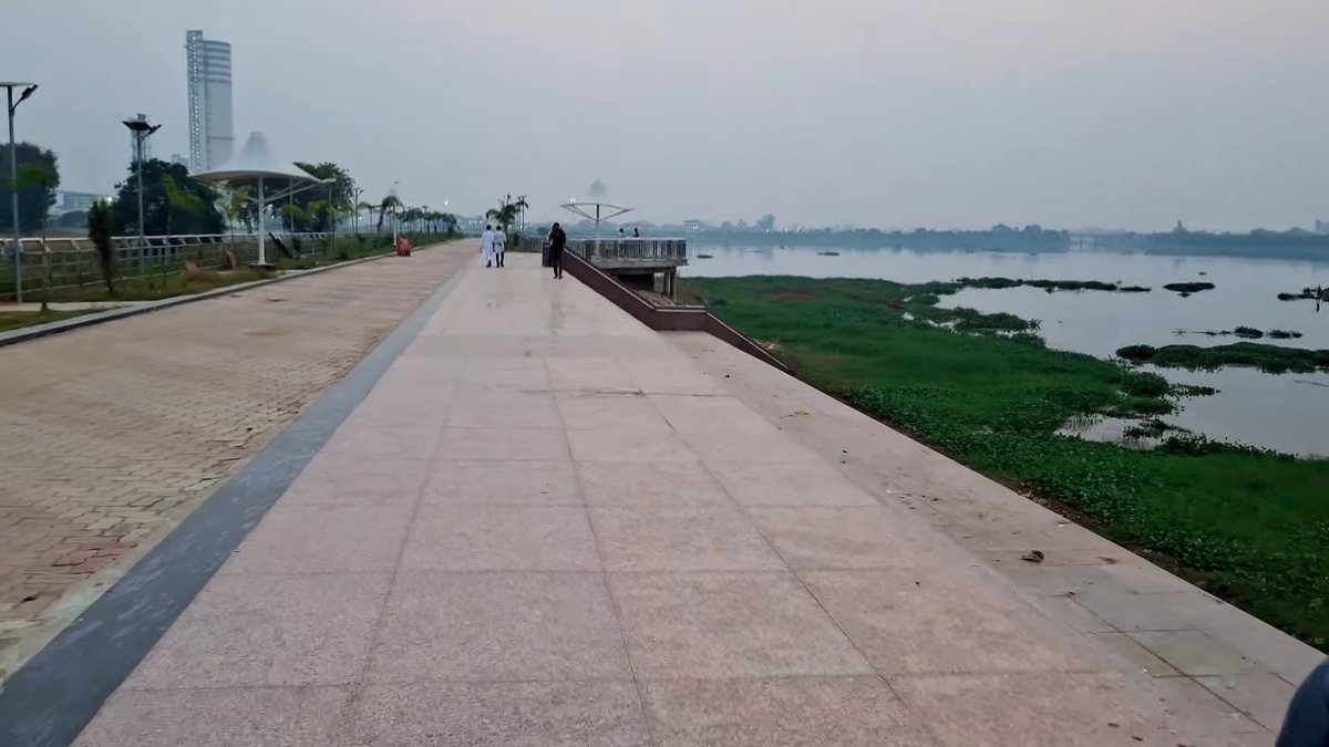 IndiaInfra02's tweet image. Gorakhpur Chiluatal Lakefront project Phase 1 work progress, part of ongoing riverfront and lakefront beautification projects in Gorakhpur.