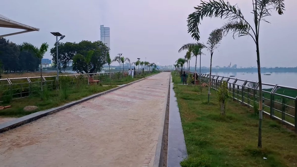IndiaInfra02's tweet image. Gorakhpur Chiluatal Lakefront project Phase 1 work progress, part of ongoing riverfront and lakefront beautification projects in Gorakhpur.