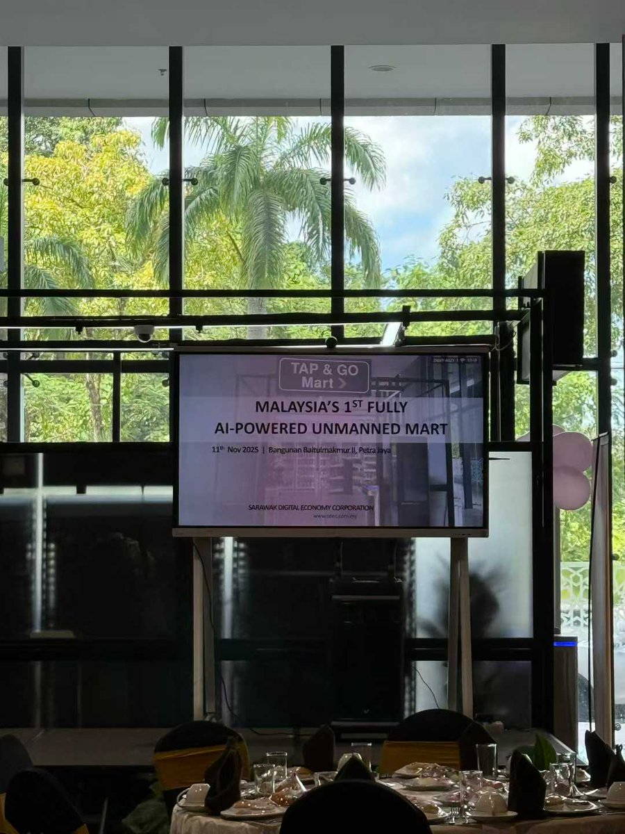 CloudpickTech's tweet image. 🇲🇾 Malaysia&apos;s first AI-powered unmanned store is here!
Tap &amp;amp; Go Mart in Sarawak lets shoppers scan → pick → walk out — with AI handling checkout automatically.
Proud to support this milestone in Malaysia’s smart retail journey.

#Cloudpick #AI #SmartRetail #Malaysia