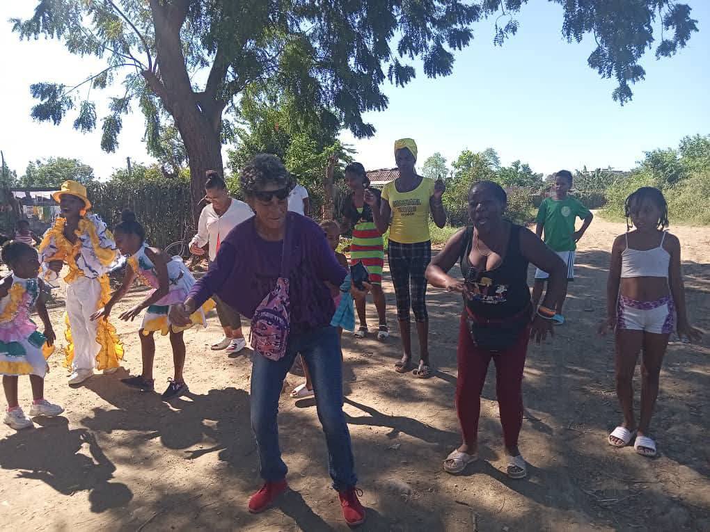 MiGuantanamo's tweet image. #PoderPopular 🇨🇺 Promotores culturales, instructores de arte y artistas aficionados del Consejo Popular Caribe llegan hasta la comunidad de Palmira para regalar un rato de cultura, arte y amor.
✍️ Dirección Municipal de Cultura #Guantánamo
#Guantánamo