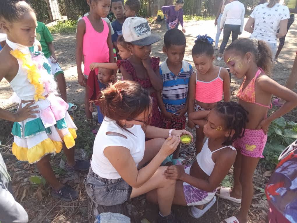 MiGuantanamo's tweet image. #PoderPopular 🇨🇺 Promotores culturales, instructores de arte y artistas aficionados del Consejo Popular Caribe llegan hasta la comunidad de Palmira para regalar un rato de cultura, arte y amor.
✍️ Dirección Municipal de Cultura #Guantánamo
#Guantánamo