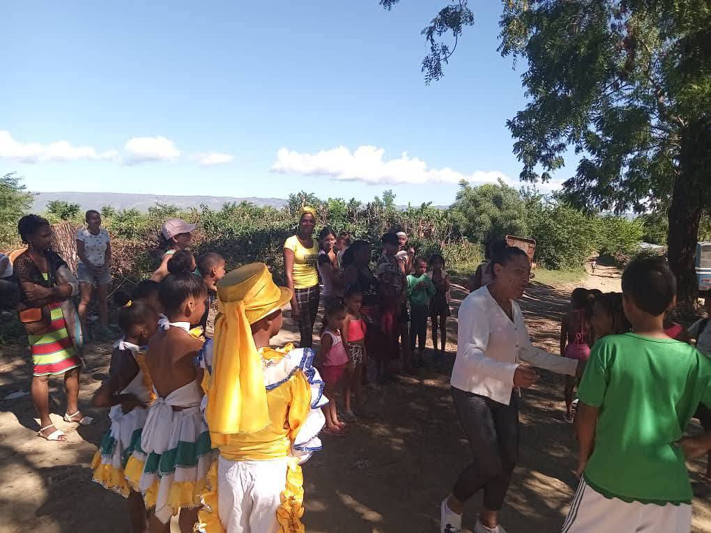 MiGuantanamo's tweet image. #PoderPopular 🇨🇺 Promotores culturales, instructores de arte y artistas aficionados del Consejo Popular Caribe llegan hasta la comunidad de Palmira para regalar un rato de cultura, arte y amor.
✍️ Dirección Municipal de Cultura #Guantánamo
#Guantánamo