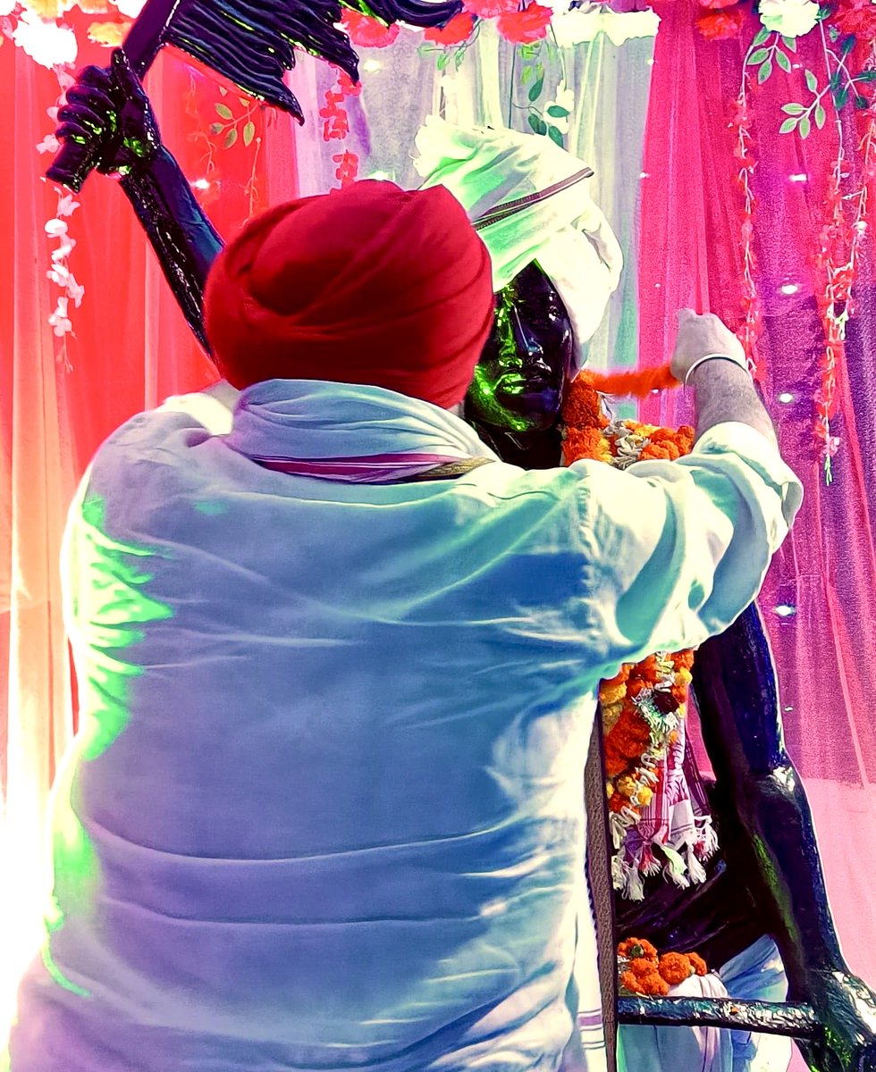 पुराना सीतारामडेरा स्थित बिरसा मंदिर मैदान में आदिवासी मुंडा समाज द्वारा आयोजित भगवान बिरसा मुंडा जी की 150वीं जयंती समारोह के समापन कार्यक्रम में शामिल होकर आदिवासी अस्मिता, वीरता और महान बलिदान की विरासत को नमन किया।

भगवान बिरसा मुंडा जी के विचार आने वाली पीढ़ियों को सदैव