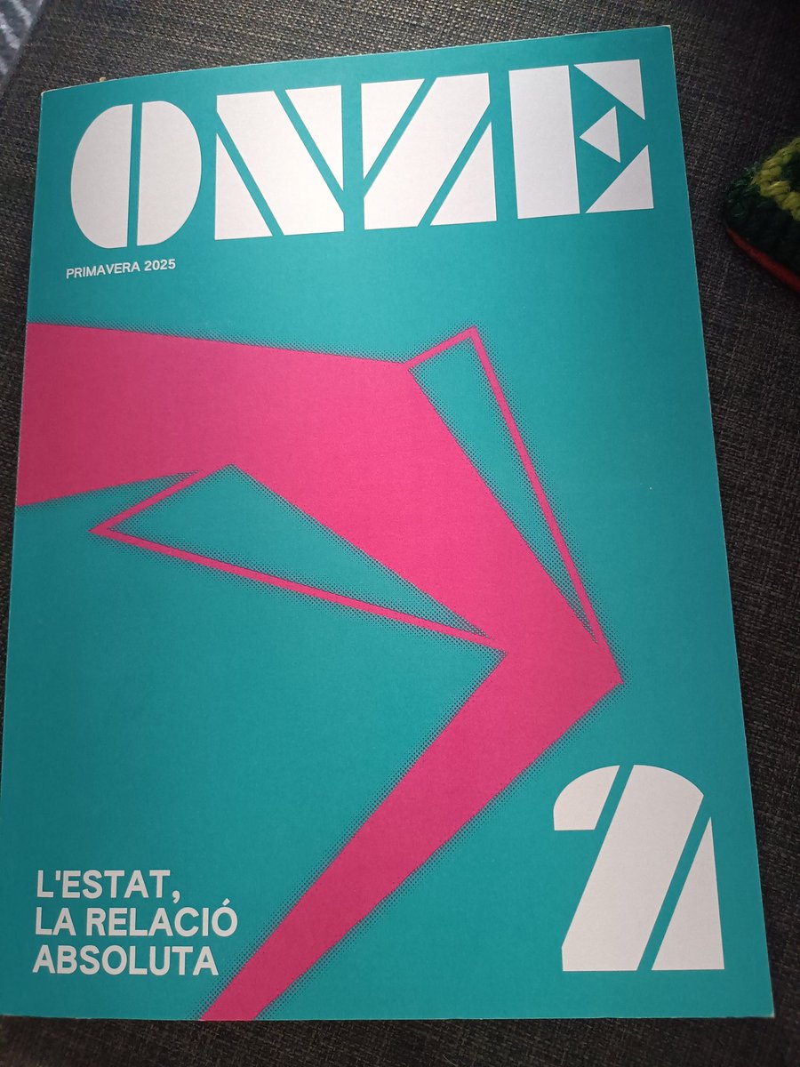 Acabo de rebre el segon número d'<a href="/onze_revista/">Onze revista</a>, que inclou, entre altres entrevistes i articles, una entrevista de la <a href="/Mireia_veca/">Mireia Vehí</a> i en <a href="/smnvzqz/">Simón Vázquez 🇵🇸</a> a en Quimi Portet, i m'ha fet una mica d'enveja. Enhorabona per la feina ben feta! 

<a href="/radicalbookcoop/">Radical Books Coop</a>