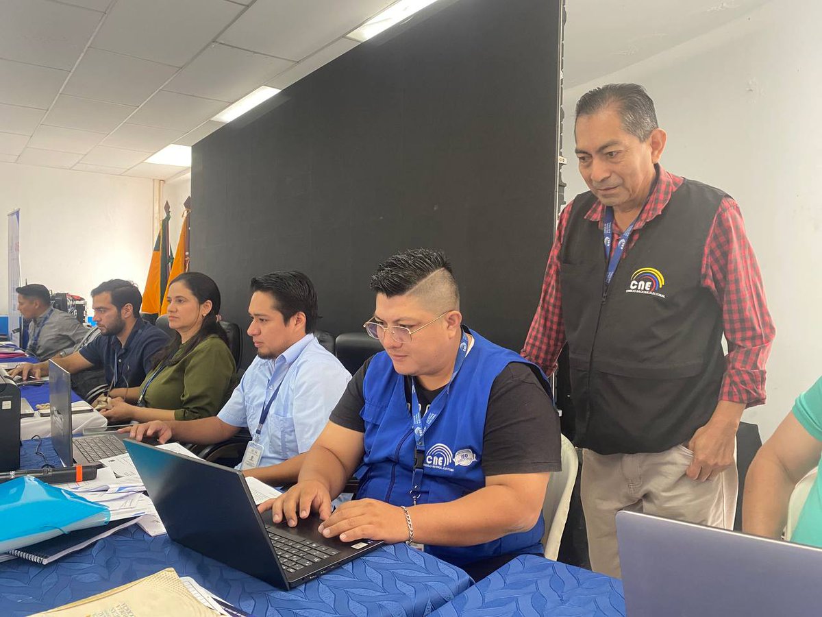 CNE_ElOro's tweet photo. AHORA 🟡🔵🔴

🙋‍♀️Los vocales de la Junta Provincial Electoral de #ElOro se reinstalan en la Sesión Pública Permanente de Escrutinio.

📡 Acompáñanos en la transmisión en vivo y sé parte de este proceso democrático.

Siguela aquí: https://t.co/ehIGwksOnQ https://t.co/ViJRBnAr0k