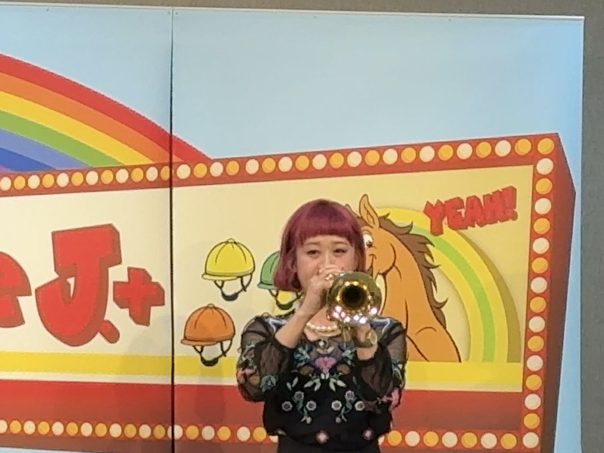 gate_j_plus's tweet photo. 本日の公開収録は、ジャズトランペッターでシンガーの市原ひかりさんをお迎えして行いました。
写真は何が行われていたでしょうか？
ナイショです！

前編は12/4放送予定です。
どうぞお楽しみに！！

#グリーンチャンネル
#草野仁のgatejプラス
#市原ひかり
#草野仁
#津島亜由子 https://t.co/d4fhkR4h7h