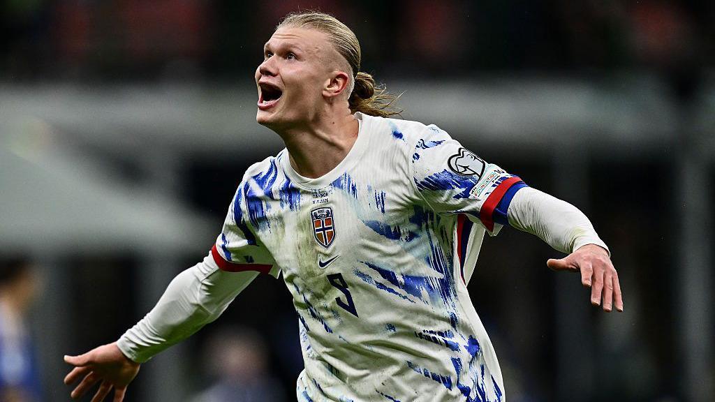 DougieCritchley's tweet image. Erling Haaland's numbers for Norway are conclusive proof that this guy would score vast quantities of goals for anyone.

Of the 80 players to score 50+ international goals...

No player since 1925 has matched Haaland's record of 1.15 goals per game.

The closest of anyone that…