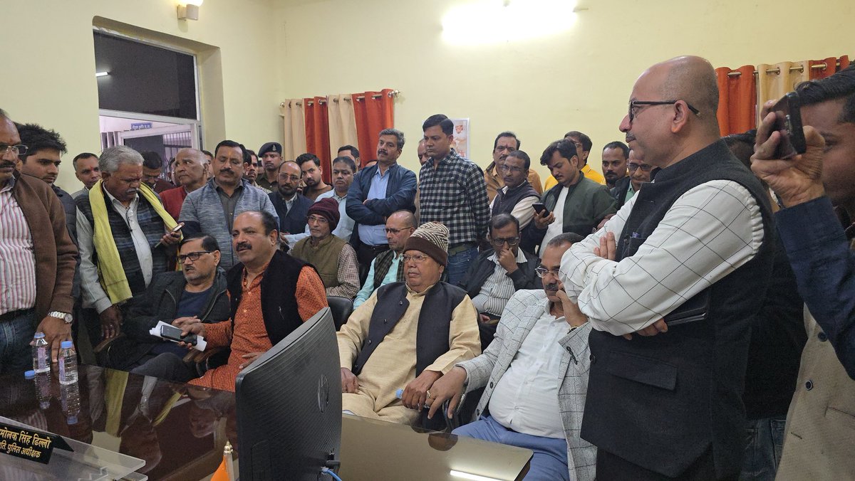 ravi80087's tweet photo. @ChhattisgarhCMO हवलदार संतोष कश्यप  ने वरिष्ठ अधिवक्ता राजेश तिवारी एवं परिवार पर हुए प्राणघातक हमले के विरोध में आज ब्राह्मण समाज ने पुलिस अधीक्षक को ज्ञापन सौंपा
 24 घंटे में गिरफ्तारी नहीं हुई, तो मुख्यमंत्री के प्रस्तावित दौरे के दिन हेलीपैड पर ही बड़ा धरना-प्रदर्शन होगा। https://t.co/1RMvteRJZx