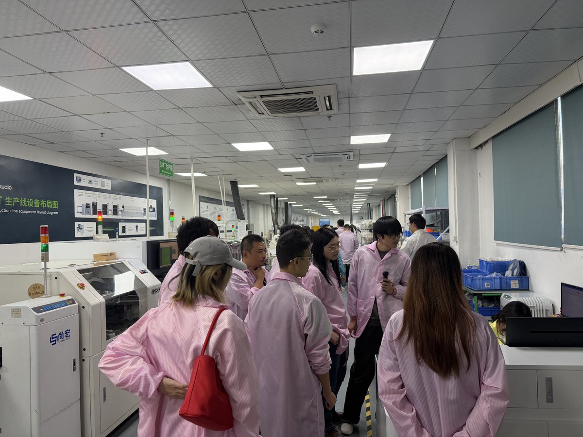 Hoy visité tres empresas en Shenzhen: Foxconn, Seeed Studio y Feite Model. Pude observar de cerca los parques de I+D, lo