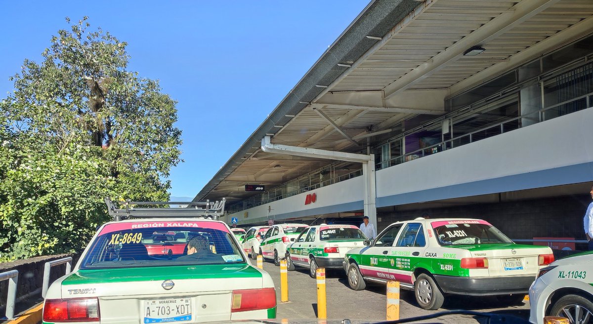 Para los que no lo sepan #CAXA cambiará de nombre a Central de Taxis, porque esta bola de nacos ya se instalaron en un carril de ascenso y descenso para ofrecer ¡servicio hacia Veracruz! lo cual no es legal y <a href="/MOBILITYADO/">MOBILITY ADO</a> no hace nada. #Xalapa