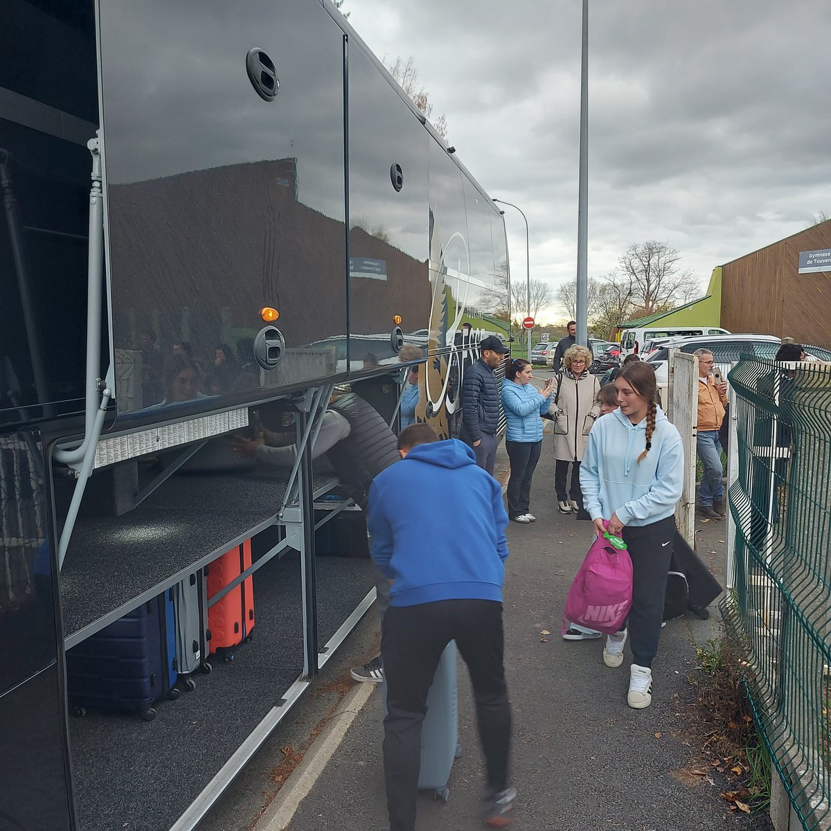 LaFayette036's tweet photo. Cet après-midi départ des 48 #élèves de 3ème du collège @LaFayette036, découverte de l'#Angleterre pendant 6 jours 
#scolaires
@Chateauroux36 
@ac_orleanstours https://t.co/5J0tilD2Mr