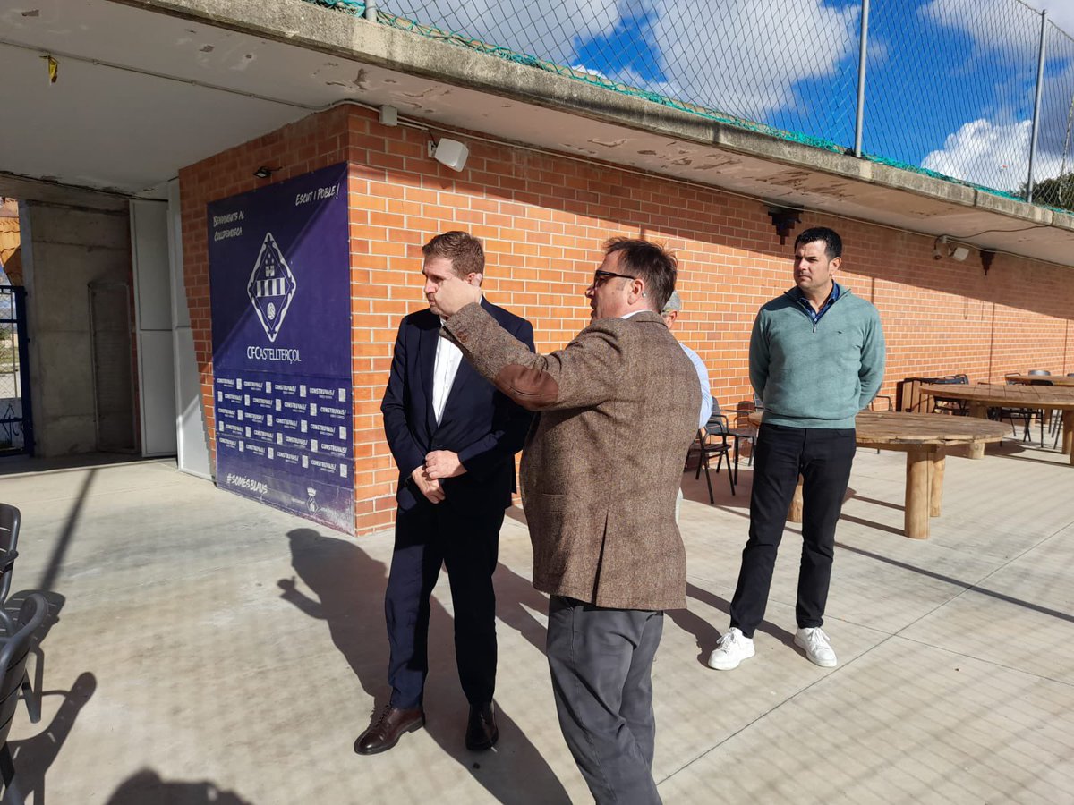 📍 Avui hem rebut la visita del Diputat d’Esports de la <a href="/diba/">Diputació de Barcelona</a>, Jesús Naharro!
🏟️ Amb l’alcalde i el regidor d’Esports, hem visitat el pavelló, el camp de futbol i la zona esportiva (piscina, pàdel i pista poliesportiva) per compartir la realitat esportiva de #Castellterçol.
