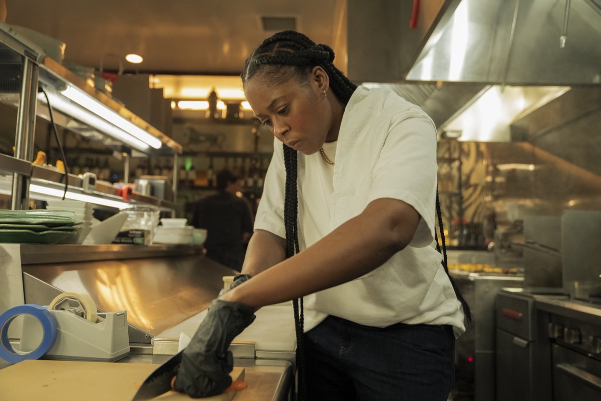 wttn_blog's tweet image. I Love LA Episode 3 confirms Tallulah&apos;s bisexuality and introduces us to Hot Chef

#ILoveLA #ILoveLARecap

writethroughthenight.com/2025/11/17/i-l…