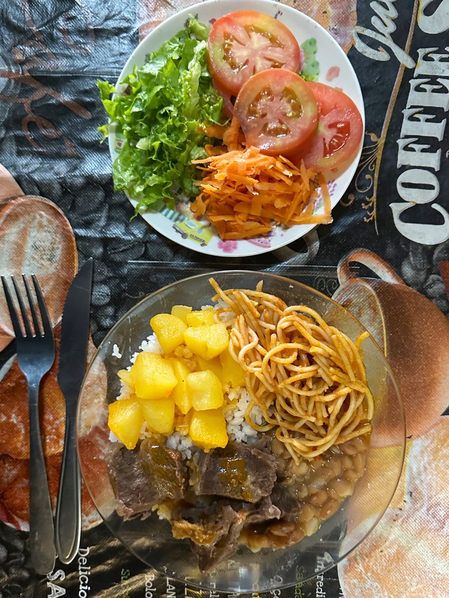 oncevaibh's tweet image. Finalizando uma série de 3 visitas pra contar para vocês a história do Restaurante da Carmem, o favorito das pessoas que trabalham no Mercado Novo. Segunda-feira é dia de carne cozida com batatas. Pra quem curte uma comidinha caseira chegada no alho, esse é o lugar. O preço? R$…