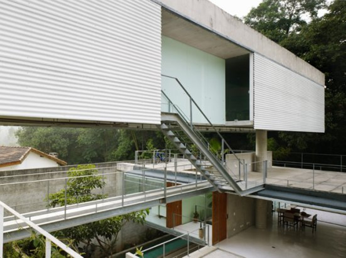 A13Docmo's tweet photo. Uno de mis proyectos favoritos para hablar de arquitectura contemporánea en Latinoamérica.
La espacialidad que desborda ese juego de vacío y lleno para albergar lo doméstico es paradigmática, en mi opinión.
Casa en Carapicuíba; Angelo Bucci &amp; Alvaro Puntoni. https://t.co/32Qo1hfjLA