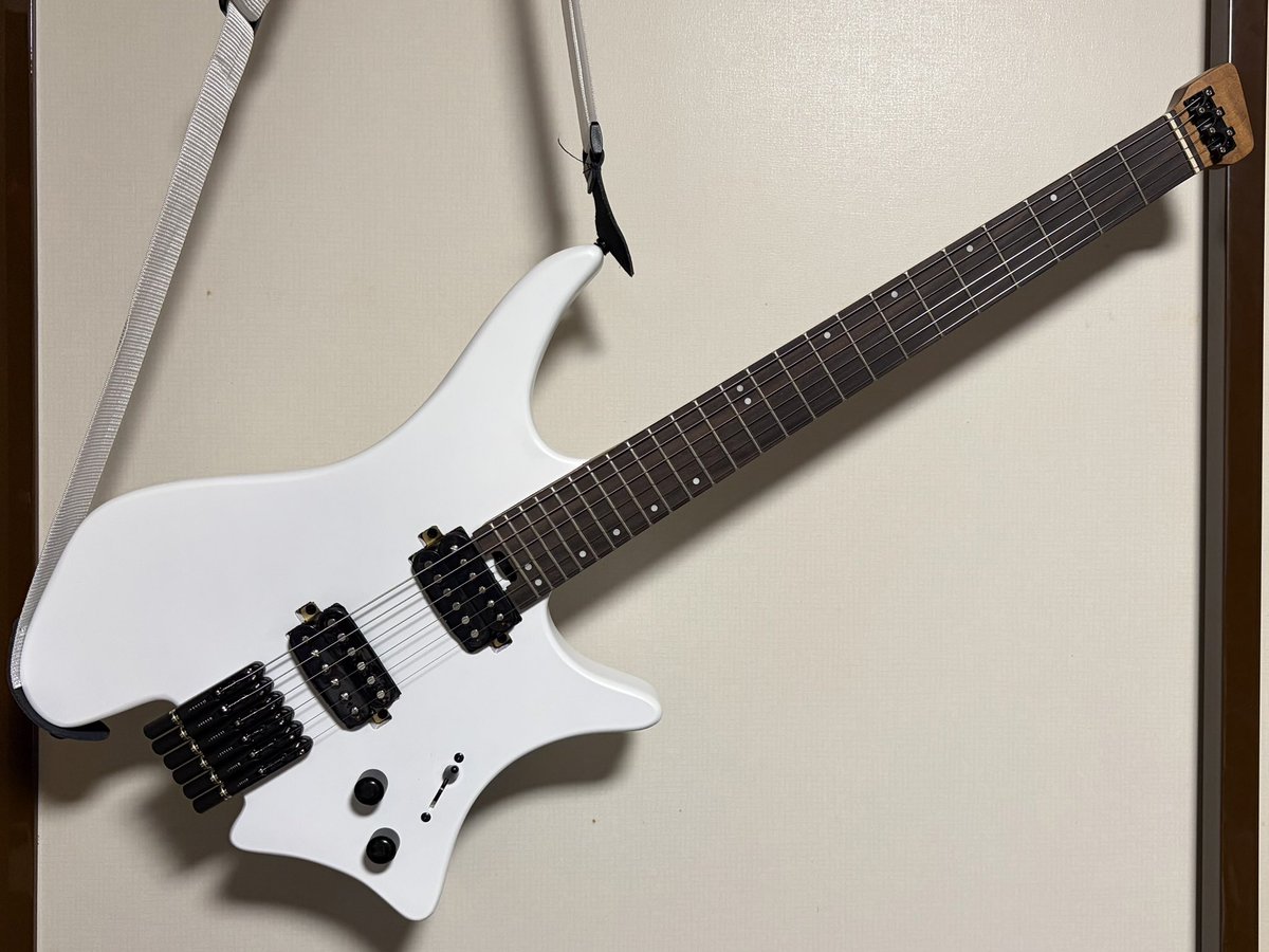 まいにゅーぎあ！ gfc GHL-300 某ヘッドレスギターと同じ形状ですが