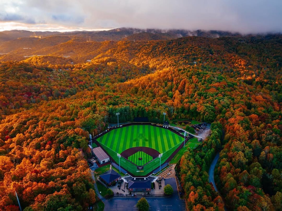 MLBEurope's tweet image. Seasons change 🍂

📷: Max Renfro (IG)
⚾: @AppBaseball