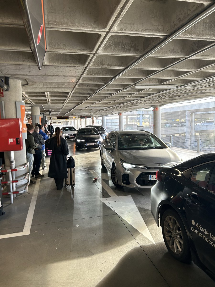 jusuch's tweet photo. @aena menudo desastre la zona de recogida de Uber en barajas!!! Nadie poniendo orden y los Coches bloqueando la subida. La España profunda. https://t.co/TsAMo3Bkpc