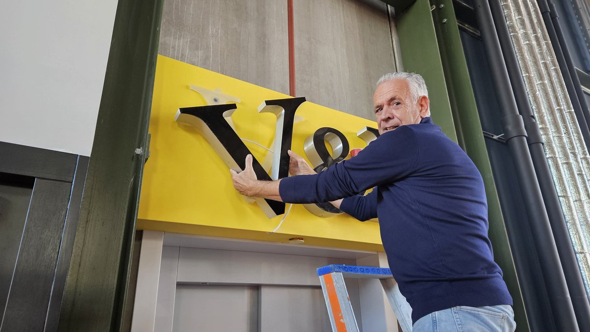 Nadat de verf vandaag droog was heb ik mijn cadeau voor deze inspirerende locatie kunnen afmaken! Samen met de vaklui van Bouwbedrijf Berghege natuurlijk! #Warenhuis #centrumoss #hartvandestad