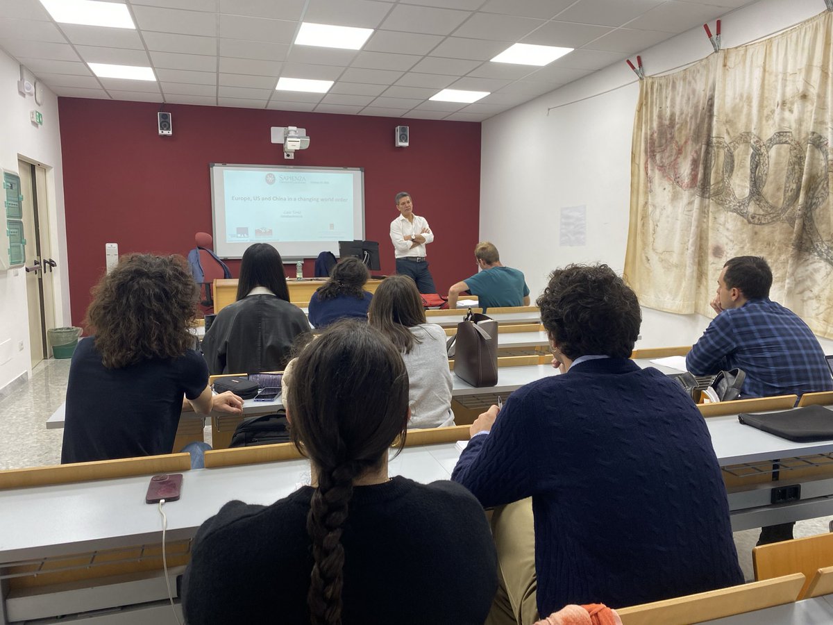 bandicary's tweet image. Still commenting in the classes the #lectures at @SapienzaRoma @CEMASResearch of prof. #LuisTome from #Lisbon #UAL on the #autocracies #democracies #balance and on the #winnerpowers of the #DoubleColdWar #Usa #China 💪🏻👌@Geopoliticainfo