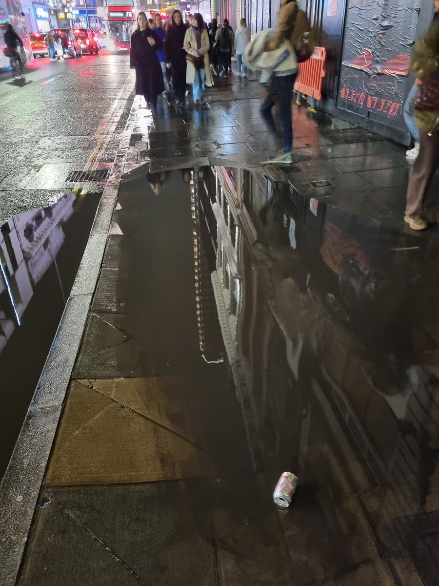 Dünyanın ilk metrosunu yapan Londra yağmur suyu için de drenajı keşfeder umarım :) Ayakkabılar perişan oldu her yer böyle. (Oksford Caddesi)