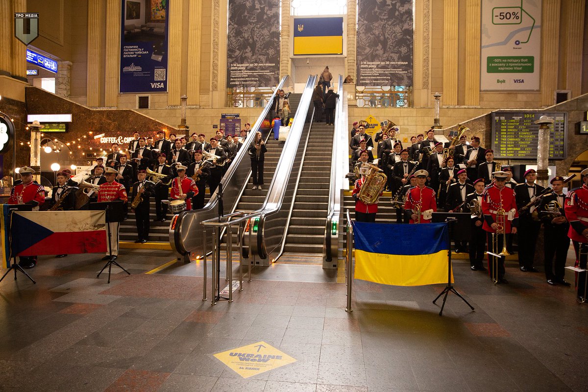 Zatímco dnes po celé naší zemi vzpomínáme na události, které formovaly naši demokracii, na Ukrajině je boj za svobodu každodenní realitou. Proto včera Hudba Hradní stráže přivezla do Kyjeva československou vlajku, která byla 21. srpna 1968 v prvních hodinách okupace zbarvena krví