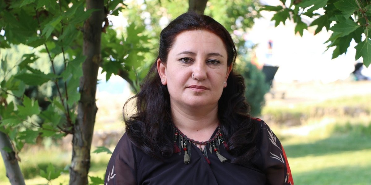 Yakalandığı ağır hastalık sonucu yaşamını yitiren eski Cizre Belediye Eşbaşkanımız Berivan Kutlu’yu kaybetmenin derin acısını yaşıyoruz. 

Berivan en zor dönemlerde kadın özgürlük mücadelemizin hep en ön saflarında yer aldı. Yerine kayyım atandığında da, defalarca gözaltına