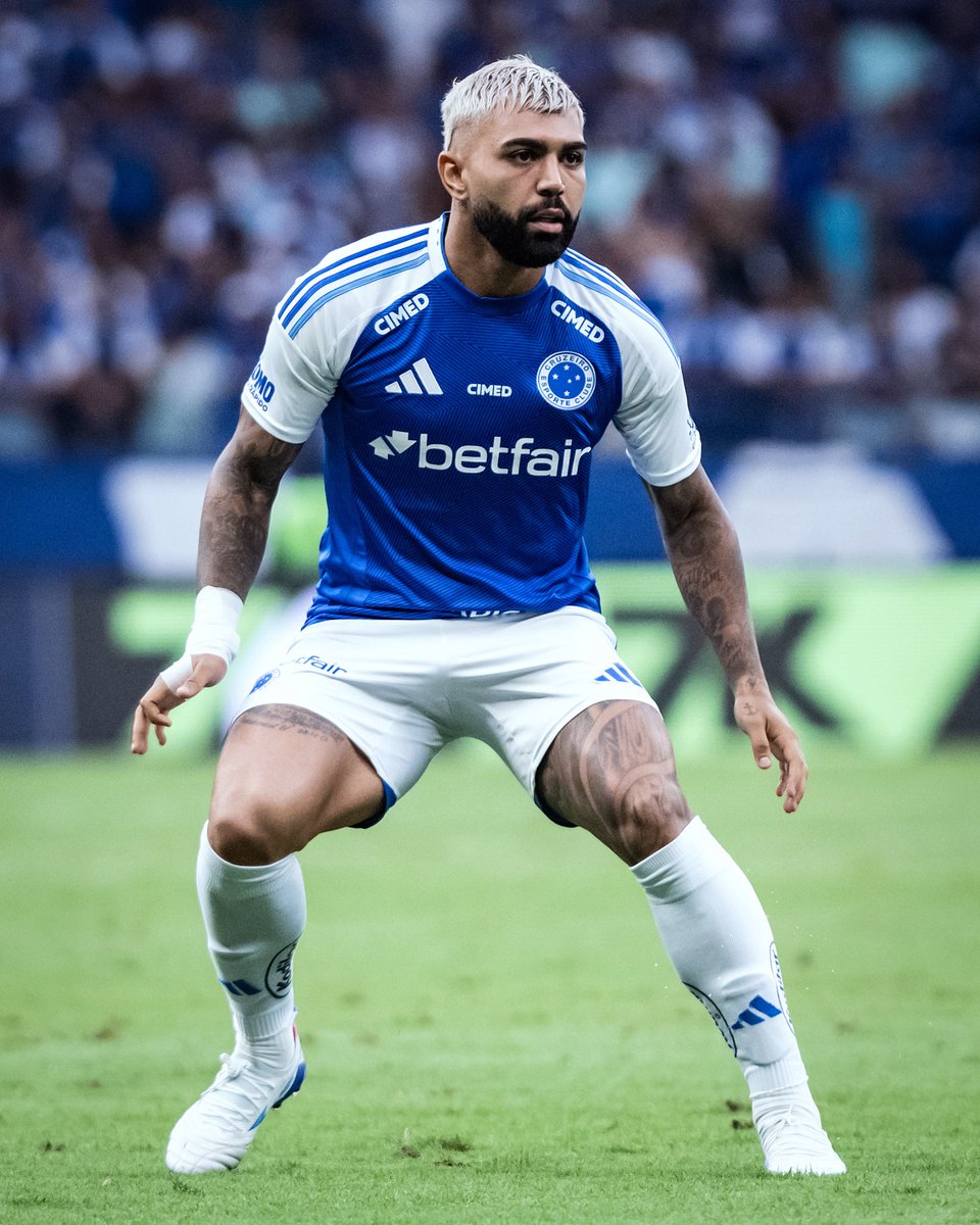 futebol_info's tweet photo. Santos vê sinais de Gabigol, mas evita pensar em reforços agora.

O atacante do Cruzeiro tem dado sinais ao Peixe. Na Kings League, o Menino da Vila disse que o Santos venceria o Palmeiras, ajudaria seu Cruzeiro e não seria rebaixado. Quando Cris Guedes, amigo de Neymar, brincou sobre uma volta ao Alvinegro, Gabi despistou.

No último sábado, quando o Santos venceu o Palmeiras, Gabigol postou nas redes sociais: "Eu avisei".

O Santos tentou contratar o jogador no início do ano, mas perdeu a disputa para o Cruzeiro. No entanto, o presidente Marcelo Teixeira cogita tentar a contratação novamente se o Peixe se manter na Série A.

Para isso, o Santos teria que negociar Tiquinho Soares, que recebe mais de R$ 1 milhão por mês e não está sendo utilizado.

O Peixe só quer debater sobre contratações quando souber o seu calendário de 2026. O clube está otimista em permanecer na Série A, mas sabe que um possível rebaixamento impactaria muito no seu orçamento.

🗞 @UOL | @lucas_musetti 
📸 Gustavo Aleixo/CEC