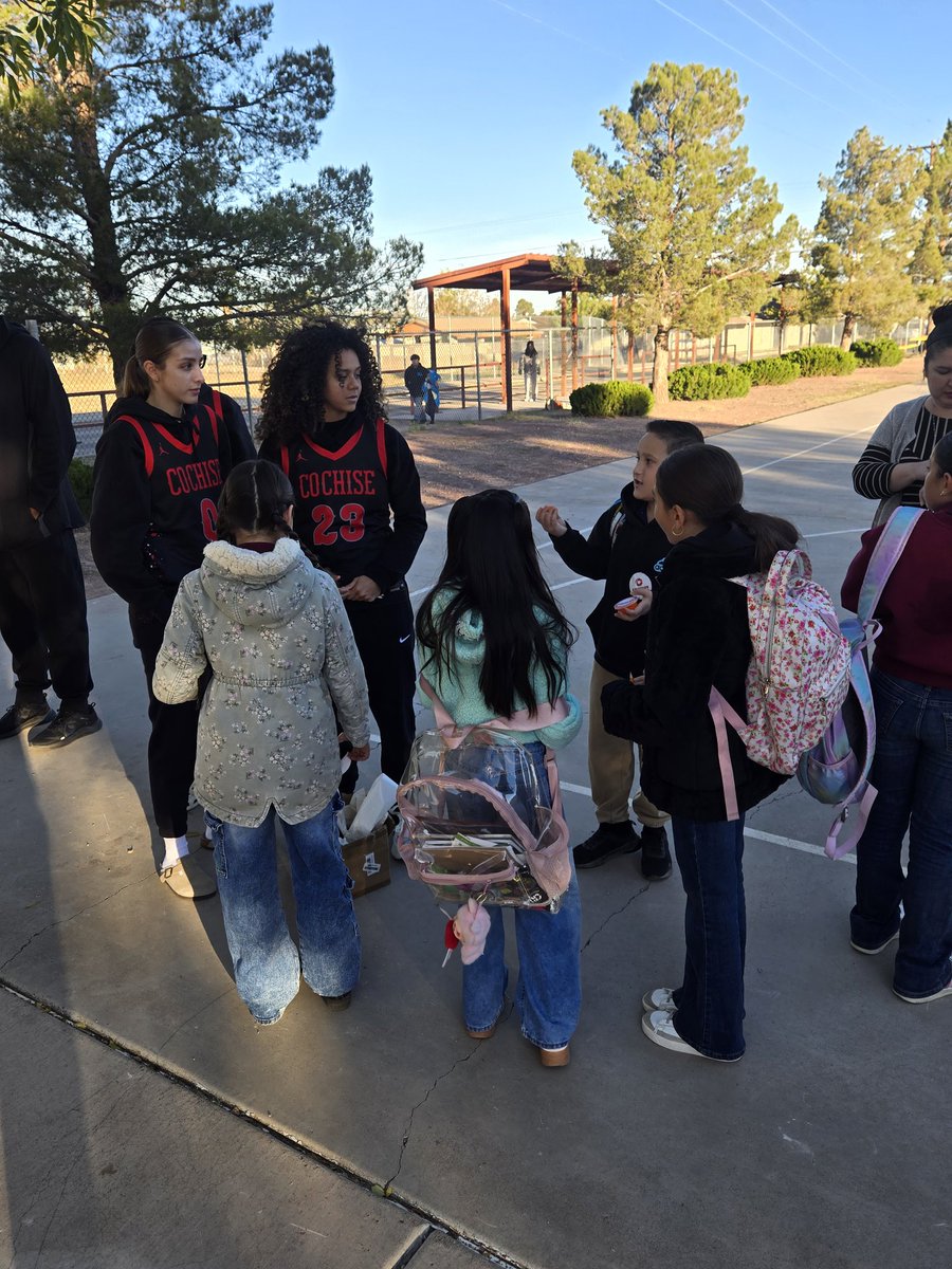 CCAthletics1's tweet photo. Another successful Motivation Monday, this time at Joe Carlson Elementary School in Douglas!

Thank you Principal Morales and AP Fimbres for having our women's basketball team over to welcome your students back and fire them up for another great week..

Go Cubs! https://t.co/Nq97lwrYjT