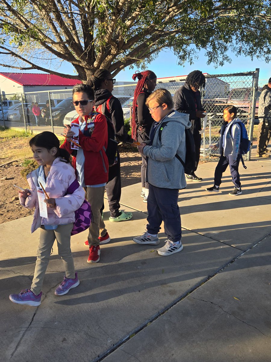 CCAthletics1's tweet photo. Another successful Motivation Monday, this time at Joe Carlson Elementary School in Douglas!

Thank you Principal Morales and AP Fimbres for having our women's basketball team over to welcome your students back and fire them up for another great week..

Go Cubs! https://t.co/Nq97lwrYjT