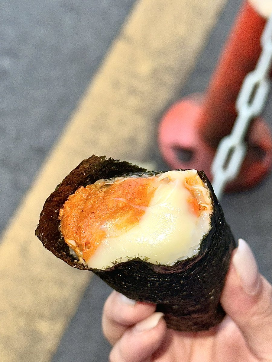 kkinizip's tweet image. 바삭불닭치즈김밥
시간없고급해서 아~~무기대안하고 그냥암거나집어온건데 핫뜨핫뜨맛있게맵고 무엇보다 치즈가 막 주체못하고 철철흘러넘침 가격도1900원&amp;lt;너무개념있지