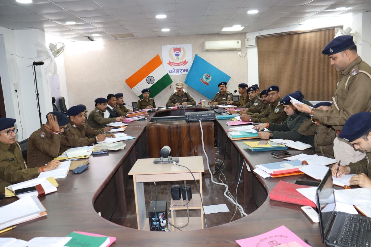 spkoderma1's tweet photo. पुलिस अधीक्षक, कोडरमा के नेतृत्व में मासिक अपराध गोष्ठी एवं पुलिस सभा का आयोजन किया गया ।
@JharkhandPolice @DigHazaribagh #crimemeeting #meeting #police #koderma #kodermapolice https://t.co/7jtfHeZyVC