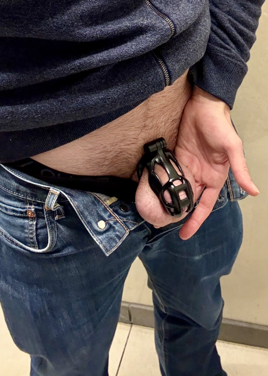 Calling out to all my locked boys! 📢 

Who would get down on their knees in a cubicle to worship this? 
#gaychastity #teamlocked #lockedsub #chastitycage #lockedmen #lockedguys #lockedgay