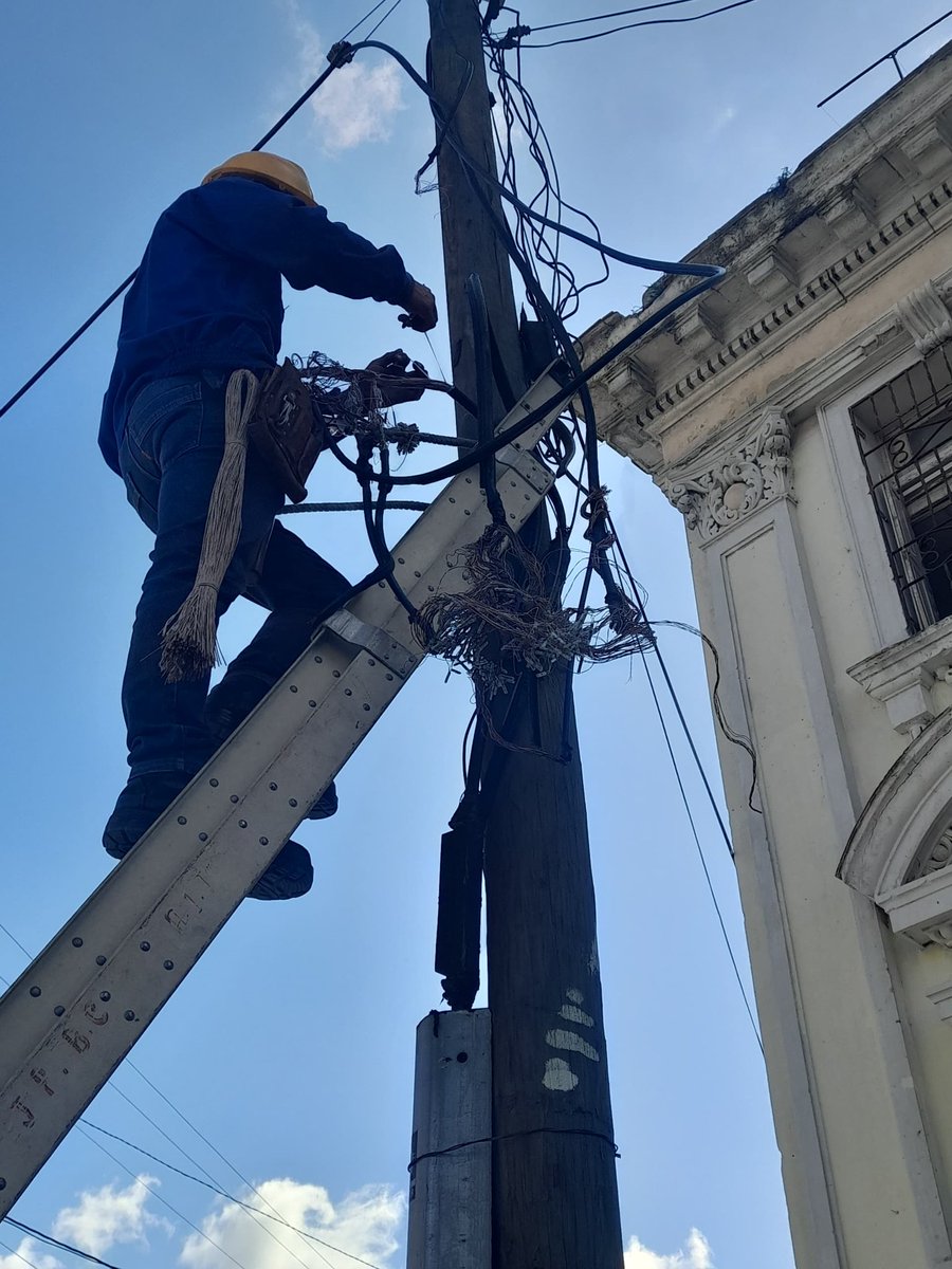 💙 Hace varios días la brigada de cable de <a href="/ETECSA_Cuba/">ETECSA</a> #Camagüey liderada por Tony Pardo en #SantiagodeCuba contempla desde las alturas como se recupera la ciudad héroe de #Cuba 🇨🇺. 💙👨‍🔧