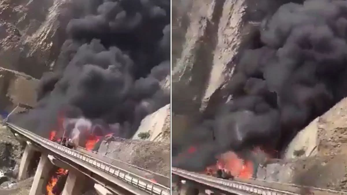 bhimarmympi's tweet image. सऊदी अरब में हैदराबाद के श्रद्धालु उमरा के लिए गए थे। मक्का से मदीना जाते समय मदीना के पास एक आयल टैंकर से बस की भीषण टक्कर हो गयी जिससे आग लग गयी। इसमे 42 श्रद्धालु मारे जा चुके है। 
अत्यंत दुःखद। विन्रम श्रधांजलि।