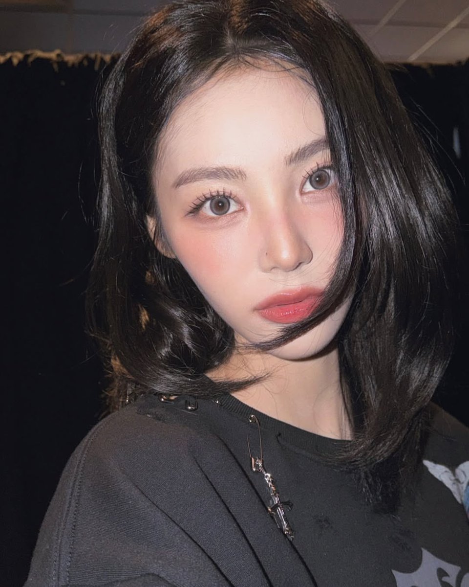 jinsoul pics tweet media