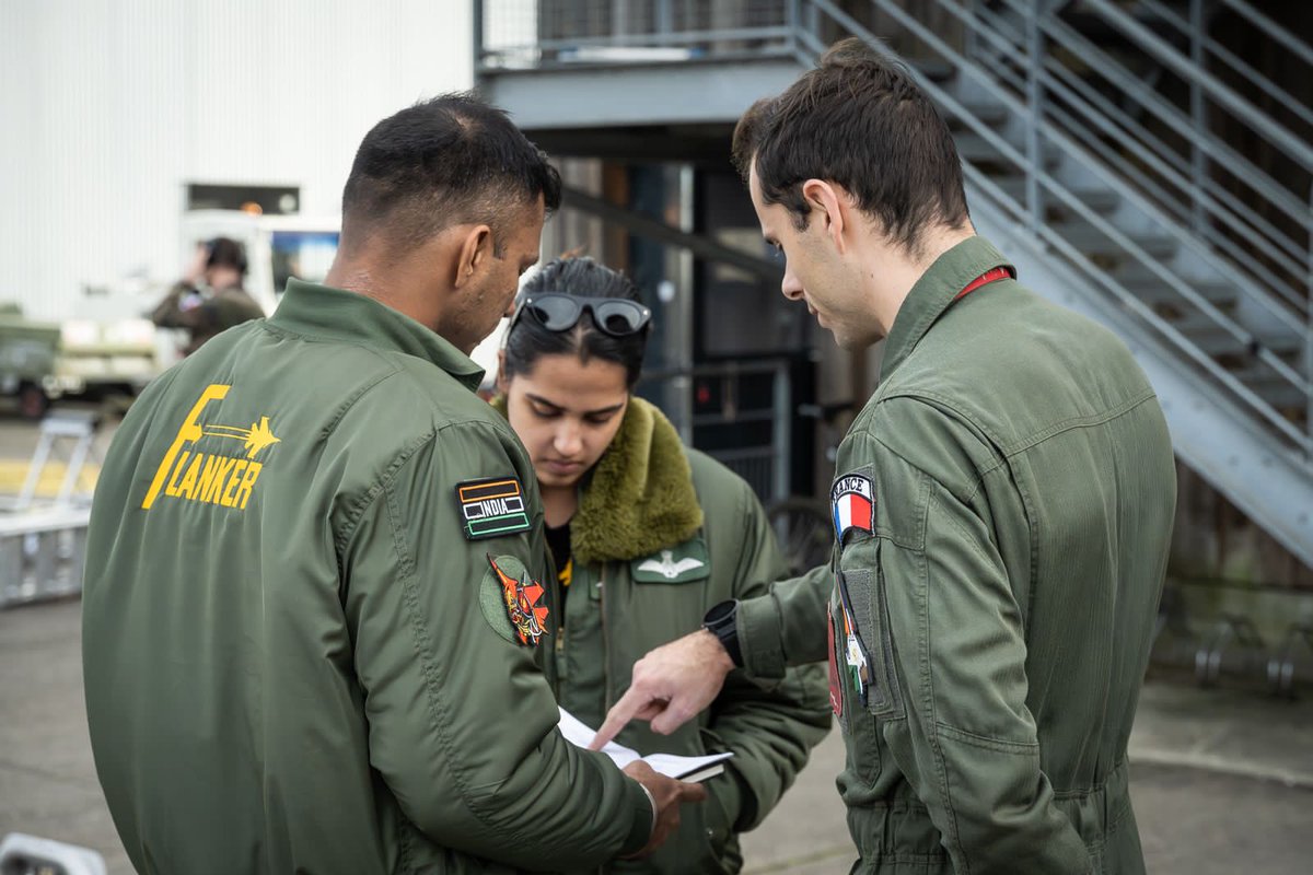 prodefencejammu's tweet image. #ExerciseGaruda25 takes off.

Indian Air Force Su-30MKI and French Air and Space Force Rafale aircraft soared into the skies, commencing coordinated missions as part of the bilateral air exercise.
The engagement reinforces strong interoperability and deep defence cooperation…