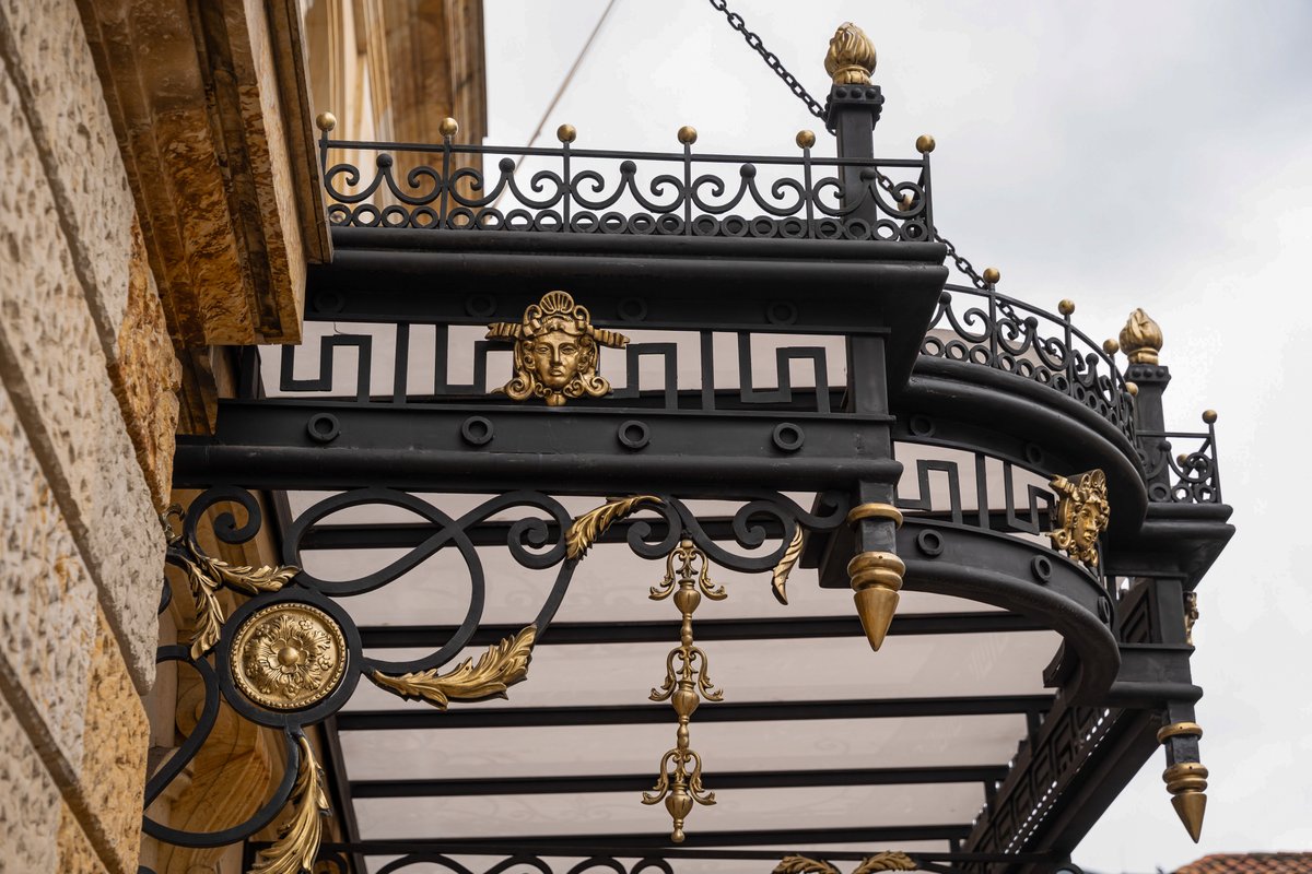 ProbogotaRegion's tweet image. 🏛️🏙 Déjate sorprender por Bogotá.

El Teatro Colón fue construido por el italiano Pietro Cantini, el mismo arquitecto del Capitolio Nacional y su telón de boca fue pintado en 1890 por el artista italiano Annibale Gatti

Ubicado en el corazón de La Candelaria, este ícono cultural…