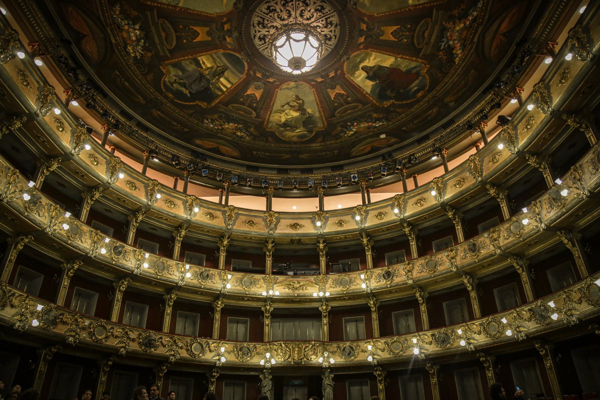 ProbogotaRegion's tweet image. 🏛️🏙 Déjate sorprender por Bogotá.

El Teatro Colón fue construido por el italiano Pietro Cantini, el mismo arquitecto del Capitolio Nacional y su telón de boca fue pintado en 1890 por el artista italiano Annibale Gatti

Ubicado en el corazón de La Candelaria, este ícono cultural…
