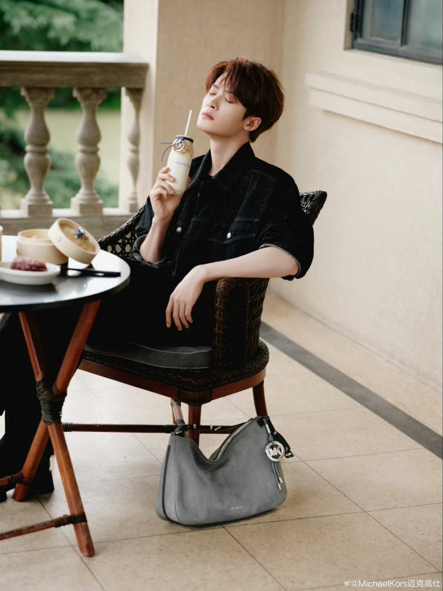 YongyeeVerse's tweet image. Lazy day yet still chic and cool kind of vibe 💛

#TanJianci
#Michaelkors