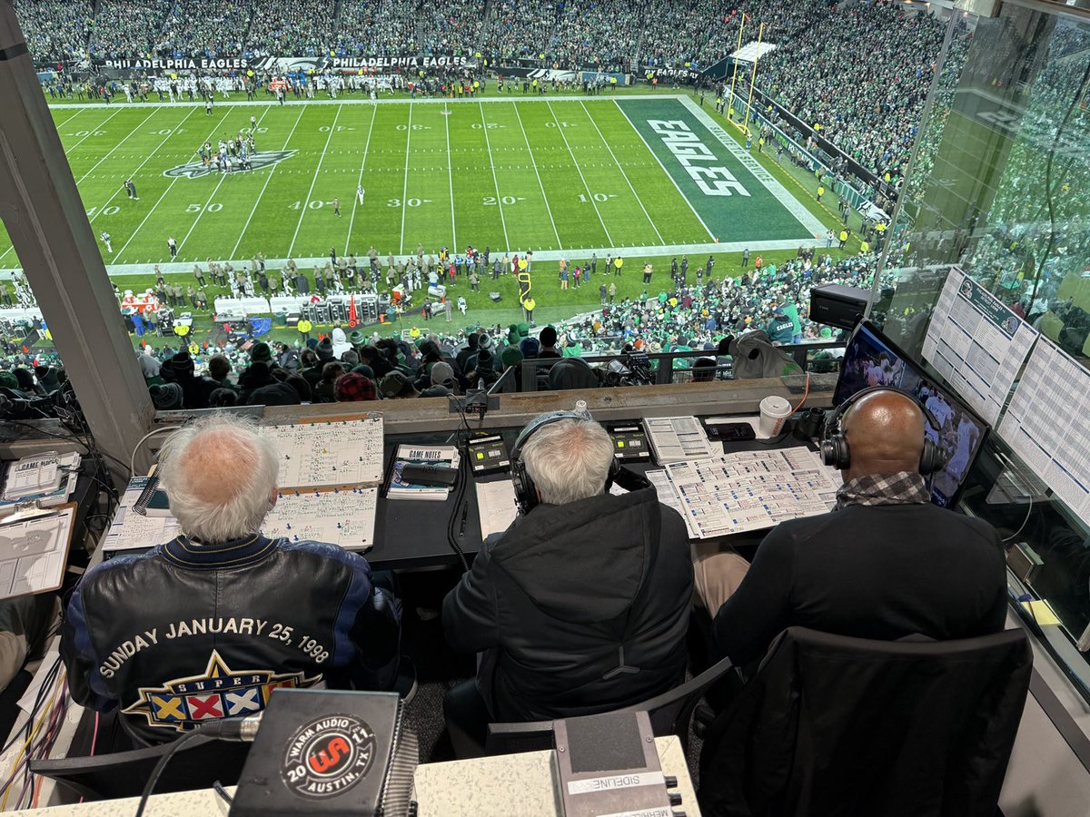 Ike58Reese's tweet photo. 👀 #ViewFromTheBooth @mreeseeagles⁩ 🐐⁦@MikeQuickSix⁩ 🐐 https://t.co/KXWCr0zwBE
