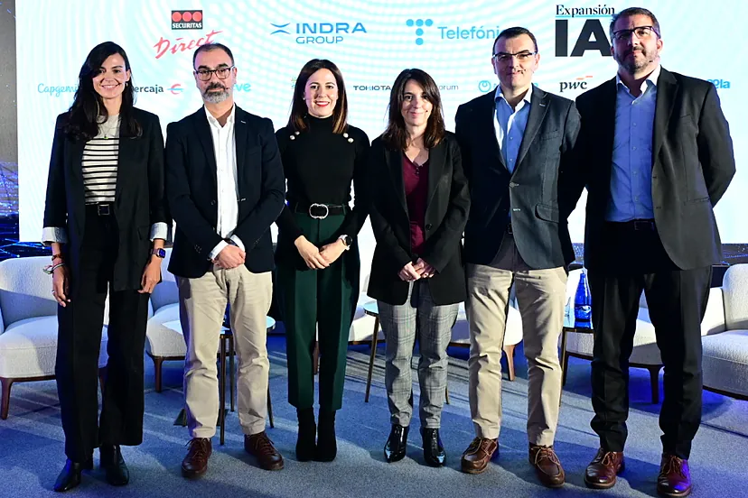 expansioncom's tweet photo. "Hay que formar y acompañar a los empleados para que no sientan que la IA les está quitando el trabajo".

Las principales conclusiones de la mesa redonda sobre 'Agentes inteligentes: escalado de la IA dentro de la organización' en #IAEXPANSION⤵️

✍️ @Daniel_GLifona 

https://t.co/o4admVxzPZ