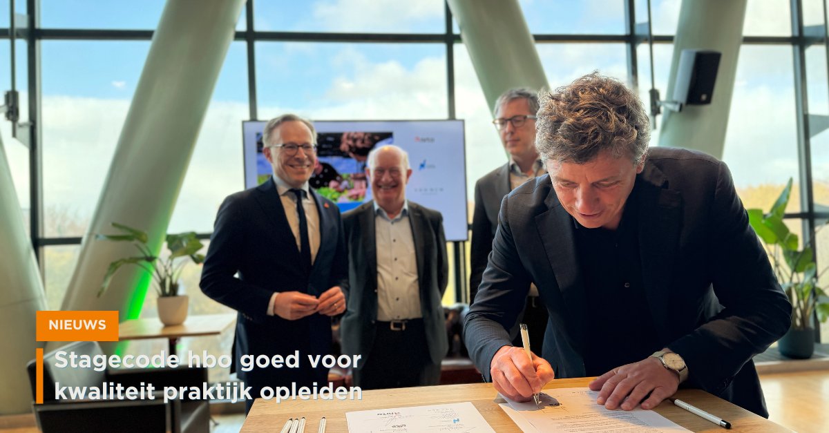 Vandaag ondertekende onze <a href="/voorzittermkbnl/">Jacco Vonhof</a> samen met <a href="/Ver_Hogescholen/">Vereniging Hogescholen</a>, <a href="/DeNRTO/">De NRTO</a> en <a href="/VNONCW/">VNO-NCW</a> de landelijke #stagecode voor het hbo.
Zo versterken onderwijs en mkb samen de kwaliteit van stages en bieden we studenten een sterke start in de praktijk.
👉mkb.nl/artikelen/stag…